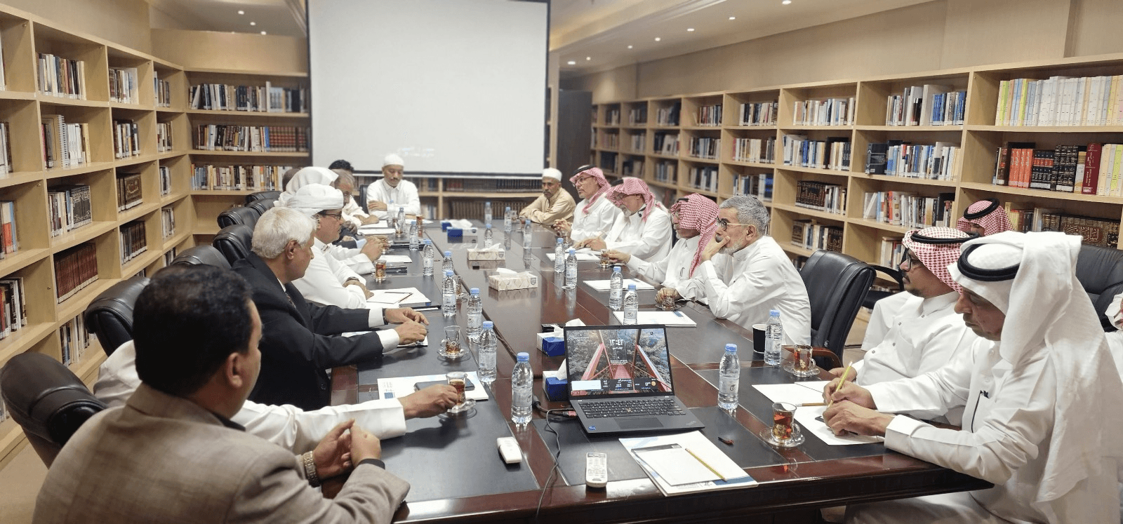 مذكرة تفاهم علمي وثقافي ثمرة لقاء مركز حضرموت للدراسات التاريخية والتوثيق والنشر بمركز البحوث والتواصل المعرفي بالرياض