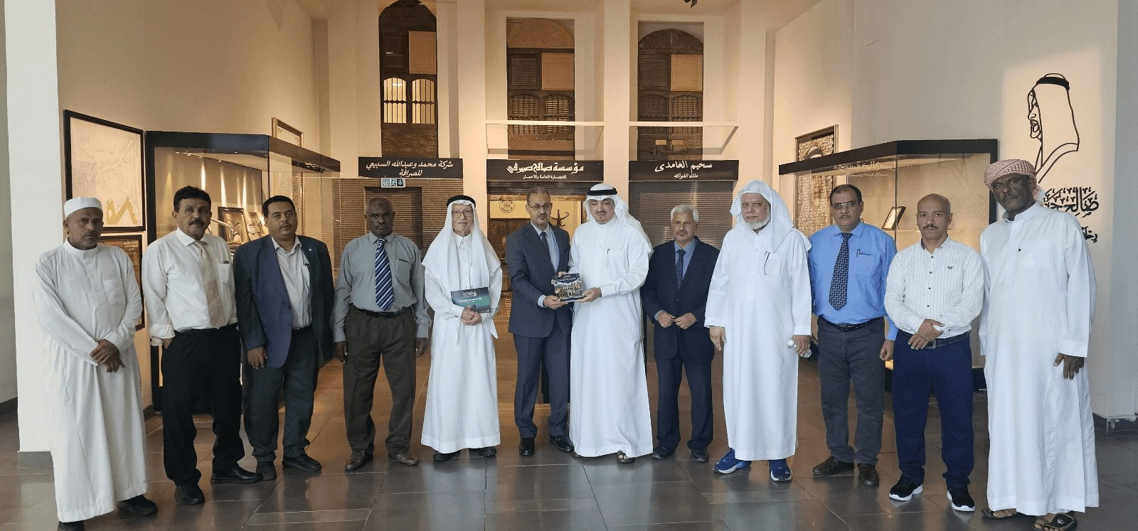 وفد مركز حضرموت للدراسات التاريخية والتوثيق والنشر يزور أجنحة دار الفنون الإسلامية بمدينة جدة