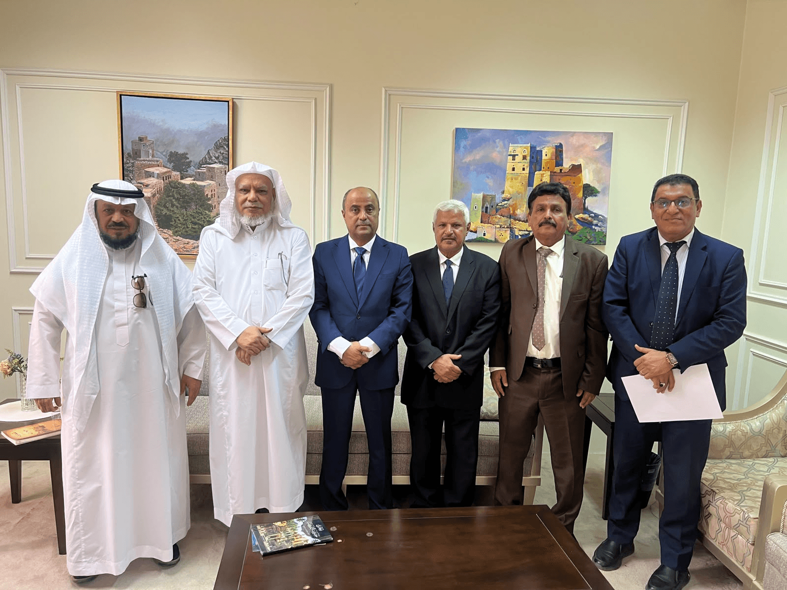 قيادة مركز حضرموت للدراسات التاريخية تزور السفارة اليمنية بالرياض