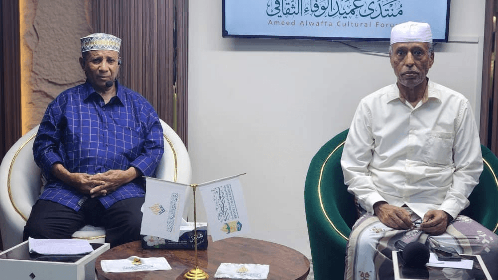 ضمن فعاليات منتدى عميد الوفاء الثقافي بمركز حضرموت للدراسات: الأستاذ خالد سعيد مدرك يقدّم محاضرة قيّمة بعنوان «التاريخ والإعلام.. تكامل أم تنافر؟» بالمكلا