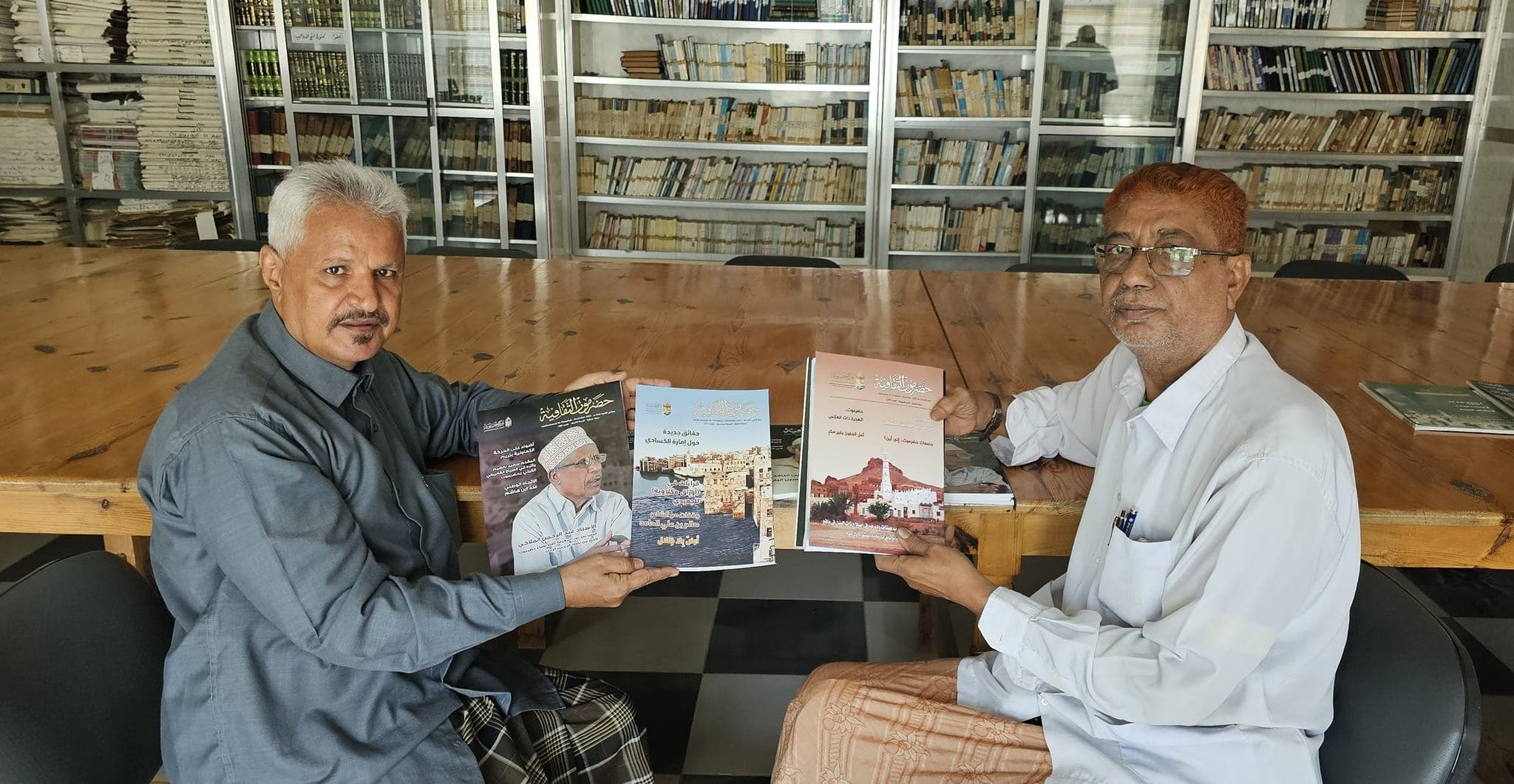 رئيس مركز حضرموت للدراسات التاريخية يهدي المكتبة السلطانية عددا من إصدارات المركز الجديدة.