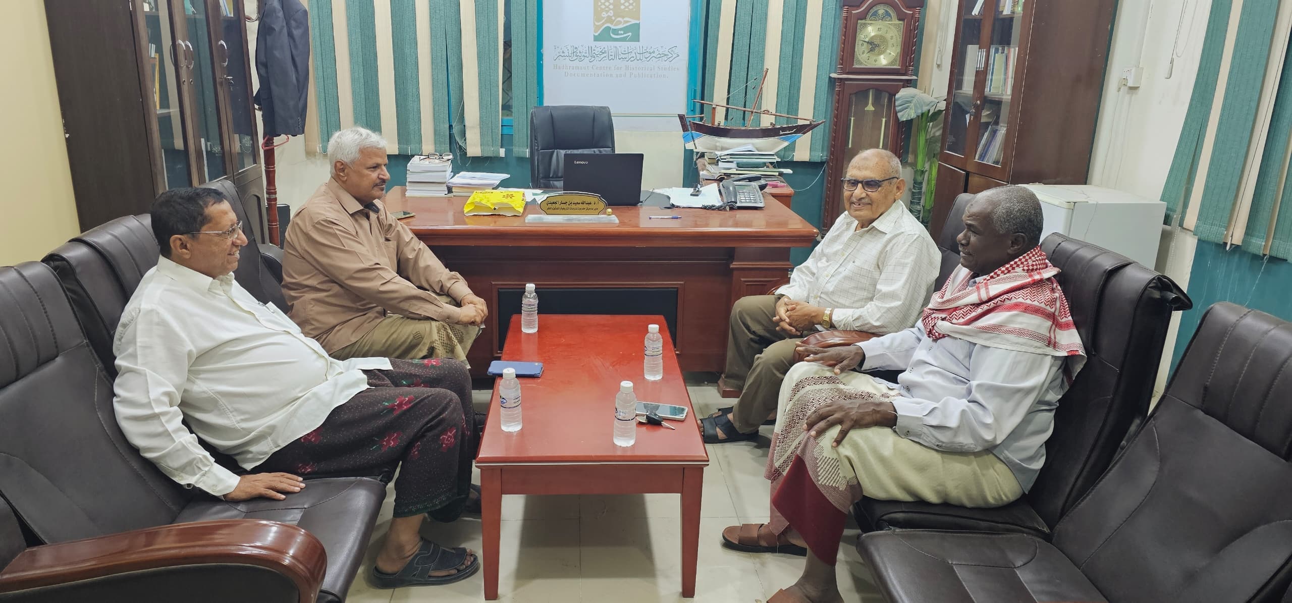 أ. محمد بن دهري و أ. عوض حسان يزوران مركز حضرموت للدراسات التاريخية.