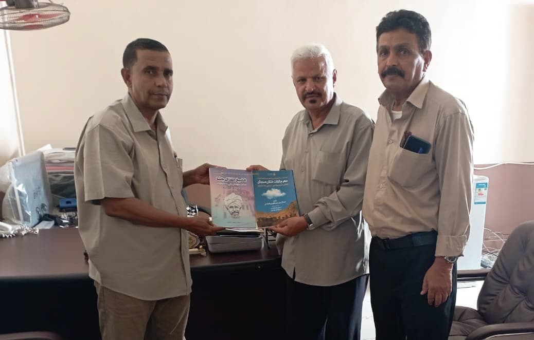 مركز حضرموت يهدي كلية الآداب والعلوم الإنسانية عددا من إصداراته