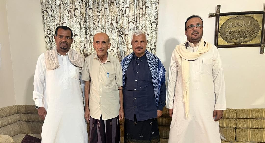 إدارة مركز حضرموت للدراسات التاريخية تزور الأستاذ المترجم نجيب باوزير في منزله