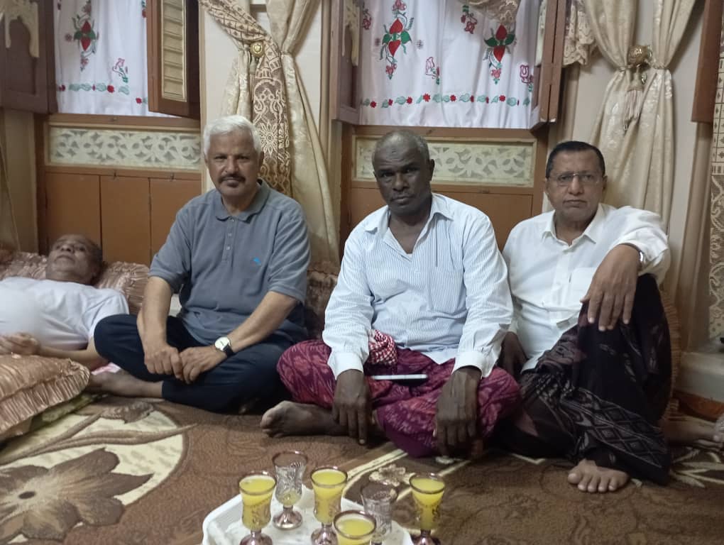 مركز حضرموت للدراسات التاريخية في زيارة للاطمئنان على صحة د. علي حسين البار.