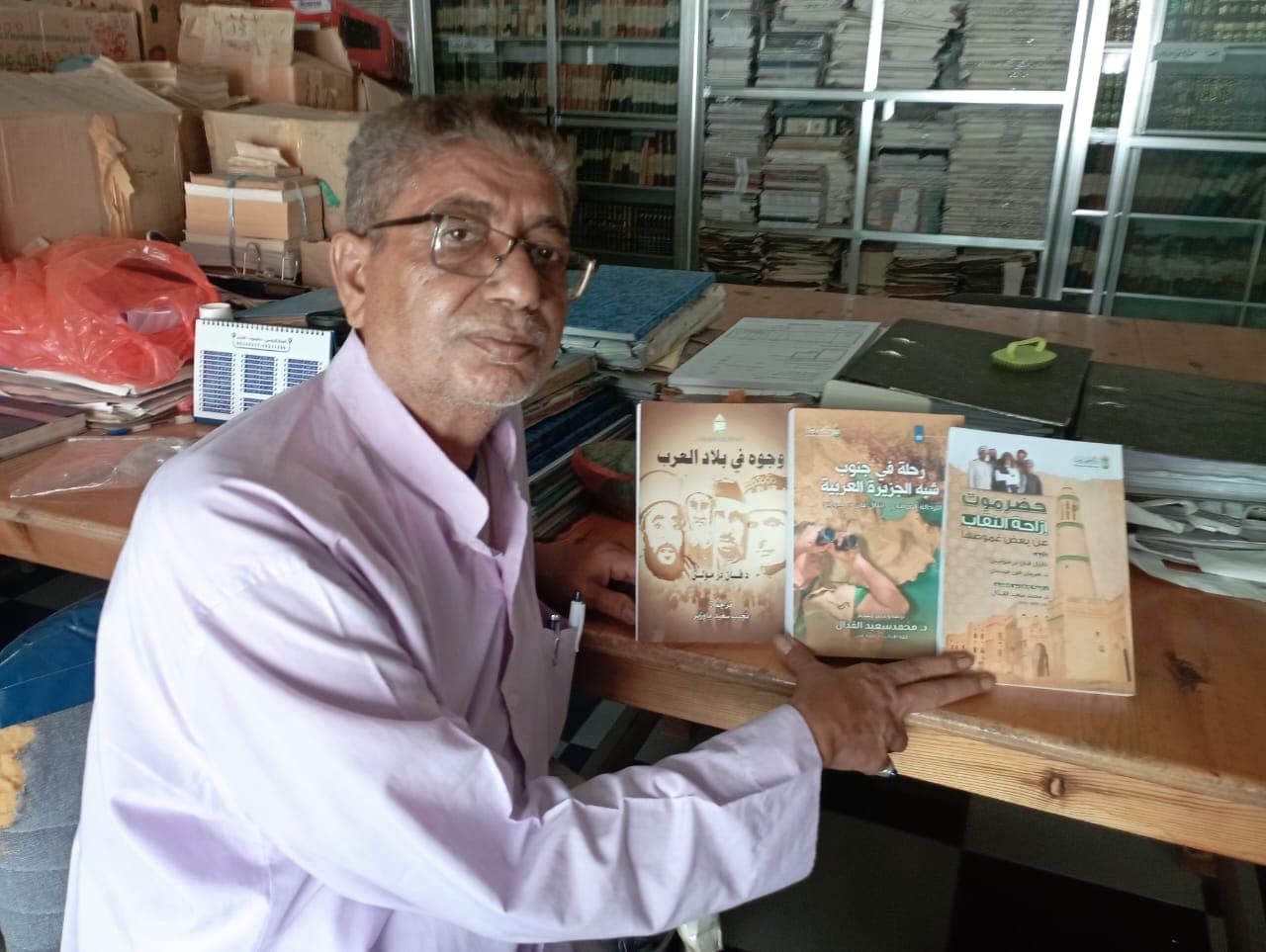 مركز حضرموت للدراسات التاريخية يهدي إلى المكتبة السلطانية بالمكلا ثلاثية الرحالة الهولندي فاندر ميولن عن حضرموت
