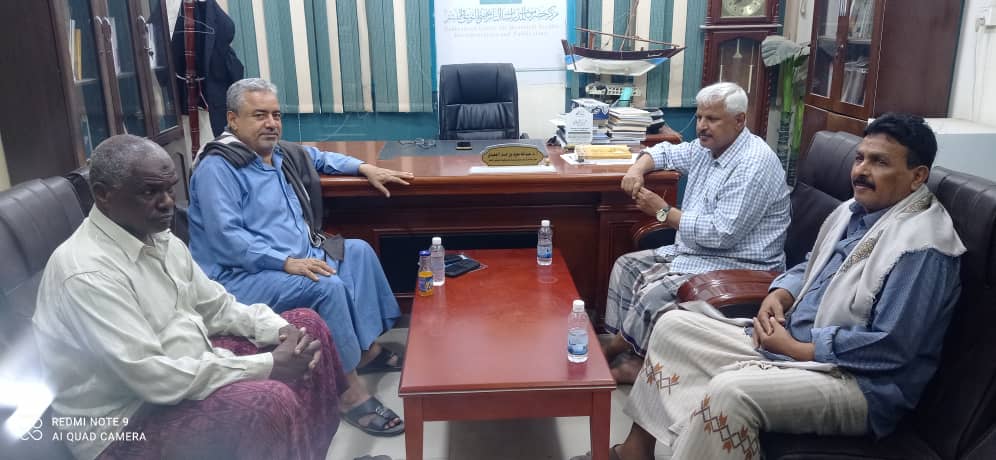 مستشار وزير الزراعة والثروة السمكية أ. نادر باوزير يزور مركز حضرموت للدراسات التاريخية ويتعرف على أنشطته