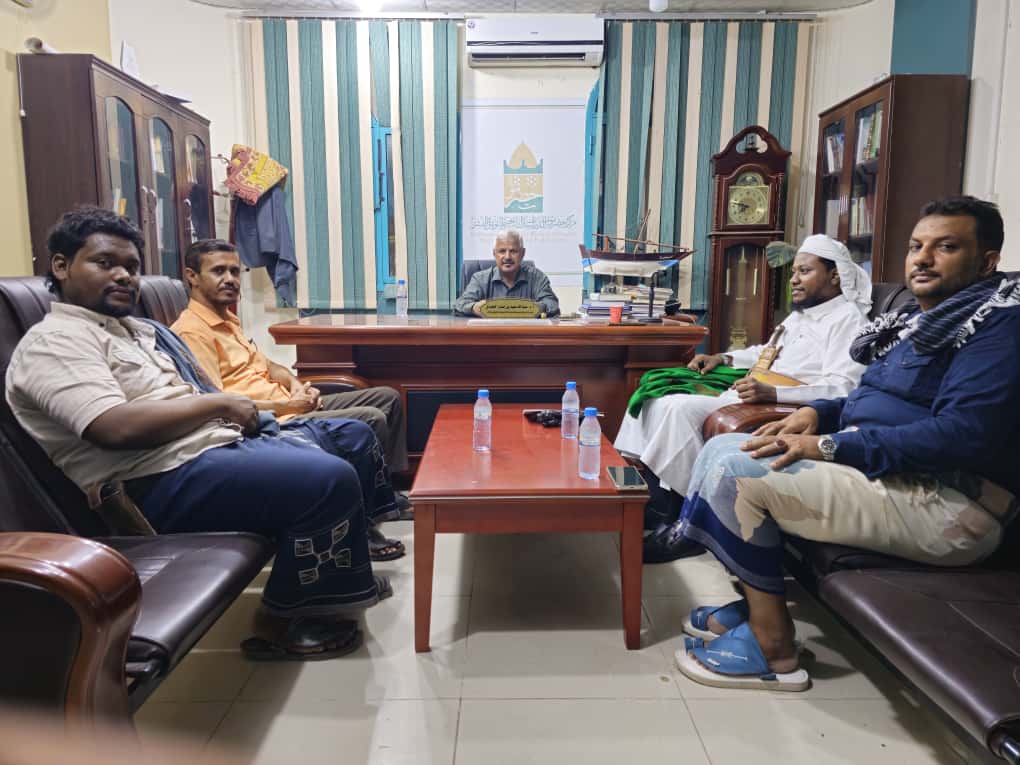 المقدم محمد بن طالب باكوبن يزور مركز حضرموت ويتطلع على انشطته.