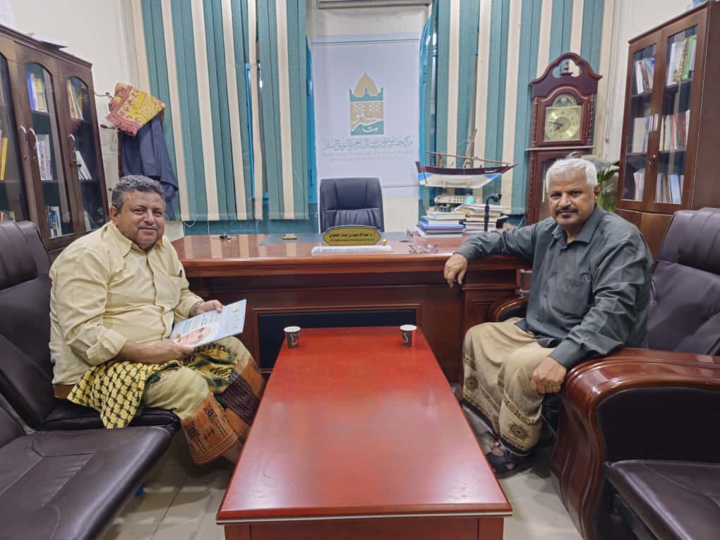 أ.د. حسين علي حبتور أستاذ اللسانيات يزور مركز حضرموت للدراسات لمتابعة كتابه قيد الترجمة