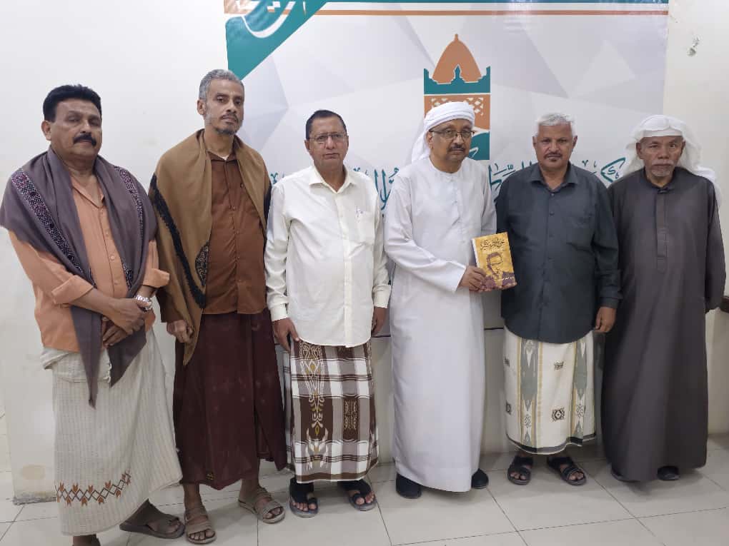 الدكتور عبدالحكيم الزبيدي يزور مركز حضرموت ويهدي كتابه الجديد لمكتبة المركز